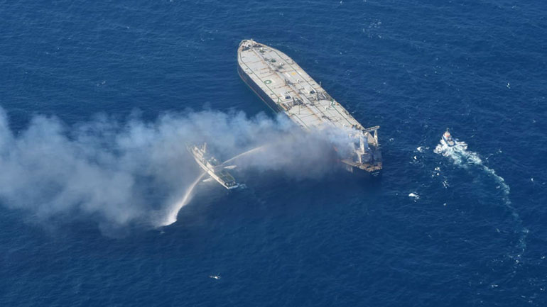 Σρι Λάνκα: Συνεχίζεται η μάχη κατά της πυρκαγιάς που έχει ξεσπάσει σε πετρελαιοφόρο