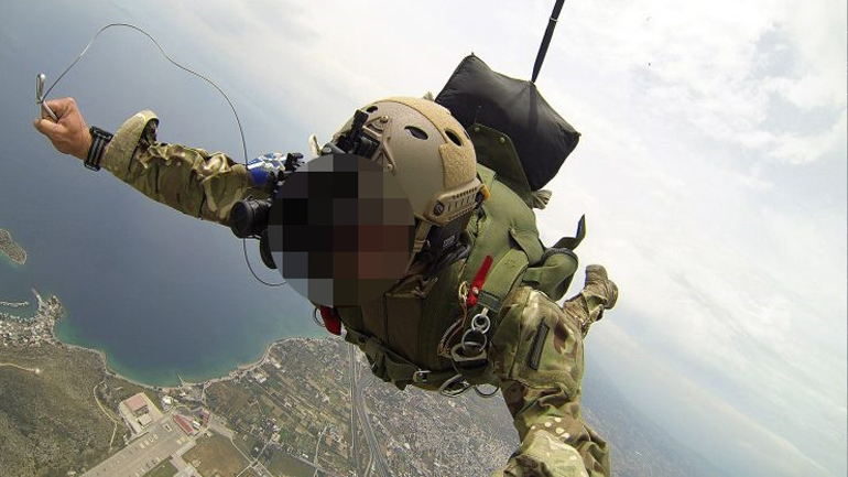 Τρισάγιο με ελεύθερες πτώσεις για τον αλεξιπτωτιστή που έπεσε στο καθήκον Τρισάγιο με ελεύθερες πτώσεις για τον αλεξιπτωτιστή που έπεσε στο καθήκον