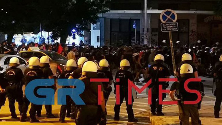 Μολότοφ και δακρυγόνα στο κέντρο της Θεσσαλονίκης