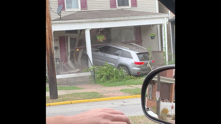 Αυτοκίνητο μπήκε στο κατώφλι ενός σπιτιού