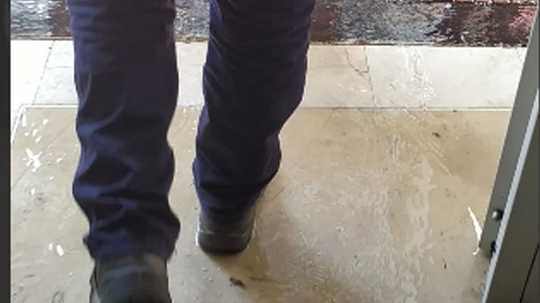 Πλημμύρισαν τα δικαστήρια του Πειραιά! – Δεν υπάρχει έξοδος κινδύνου