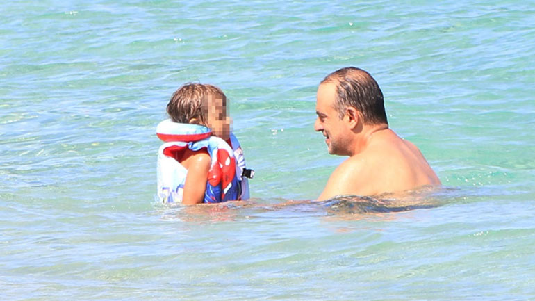 Κρατερός Κατσούλης: Παιχνίδια στο νερό με τον μικρό Αρίωνα