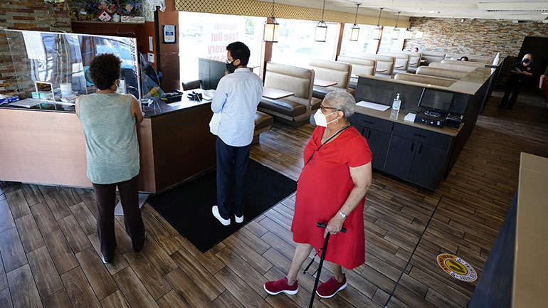 Πλησιάζουν τους 190.000 οι θάνατοι από κορωνοϊό στις ΗΠΑ – Νέες εστίες η Άιοβα και η Νότια Ντακότα