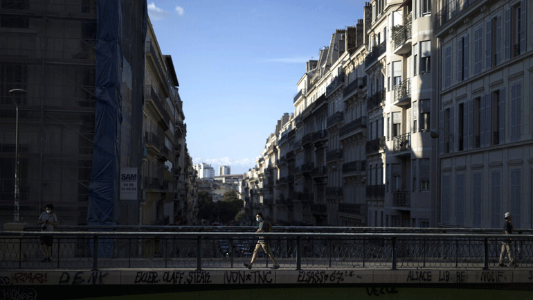 Γαλλία: Η χώρα δεν αποκλείει την επιβολή τοπικών lockdowns