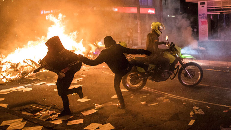 Ταραχές στην Κολομβία: Oκτώ νεκροί στις διαδηλώσεις για τον θάνατο άνδρα στα χέρια αστυνομικών