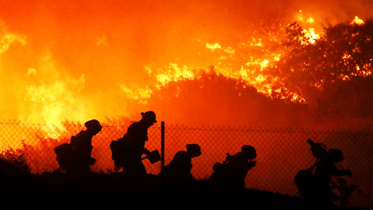Τεράστιες πυρκαγιές κατακαίνε τη δυτική ακτή των ΗΠΑ – Τουλάχιστον έξι νεκροί
