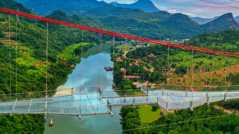 Κίνα: Ολοκληρώθηκε η μακρύτερη γέφυρα με γυάλινο δάπεδο στον κόσμο