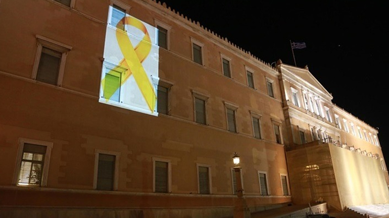 Βουλή: Φωταγωγήθηκε με τη «Χρυσή Κορδέλα» για τη μάχη κατά του παιδικού καρκίνου