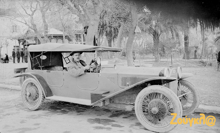 Ο Νϊκος Θεολόγος με ένα από τα αυτοκίνητά του...