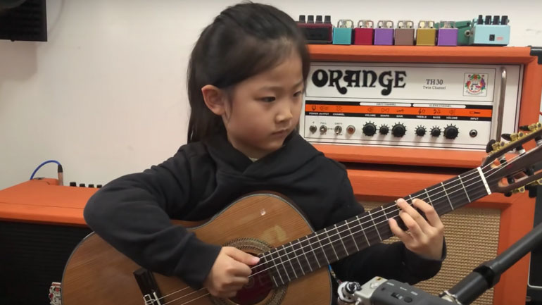 Ένα 6χρονο κορίτσι τραγουδά το “Fly Me to the Moon” 