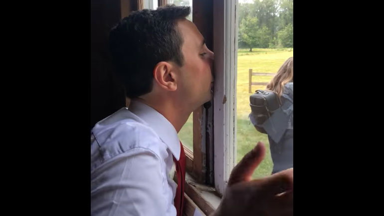 Άνδρας κόλλησε σε παράθυρο