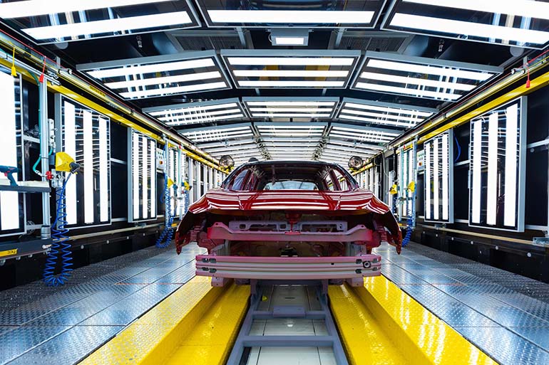 Εικόνα μέσα από το εργοστάσιο όπου κατασκευάζεται το ηλεκτρικό Nissan Leaf.