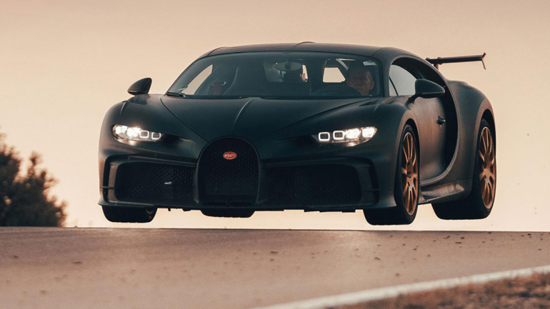 Σήκωσε την Bugatti των 2,5 εκατ. ευρώ στον αέρα (δεν είναι… Photoshop!)