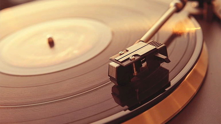 ΗΠΑ: Για πρώτη φορά από το 1986 oι πωλήσεις βινυλίου ξεπέρασαν αυτές των CD