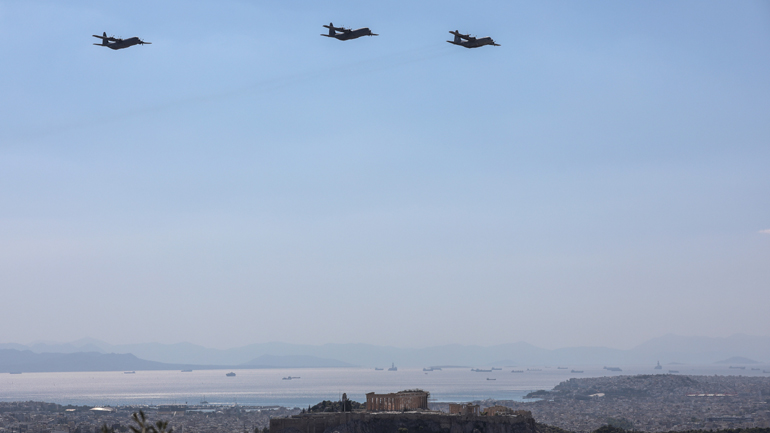 Ελληνικά και αμερικάνικα C-130 πάνω από την Αθήνα