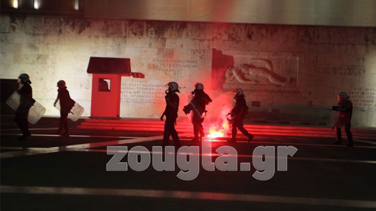 Ένταση στην πορεία αλληλεγγύης για τους πρόσφυγες έξω από τη Βουλή