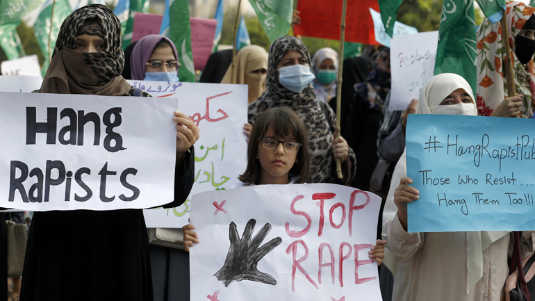 Πακιστάν: Διαδηλώσεις εναντίον υψηλόβαθμου αστυνομικού που κατηγόρησε μια γυναίκα για τον ομαδικό βιασμό της