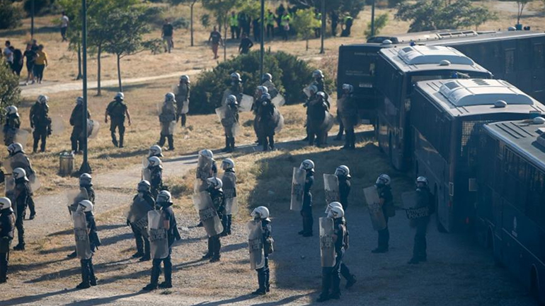 Ένταση έξω από το ξενοδοχείο που διαμένει η ομάδα του Ολυμπιακού, λίγο πριν τον τελικό Κυπέλλου με την ΑΕΚ