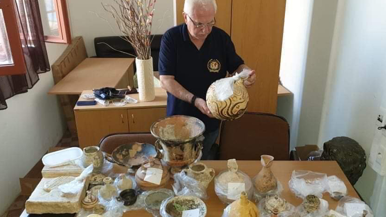 Ο Γιώργος Τσούκαλης βρήκε θησαυρό αρχαιοτήτων στη Ρόδο