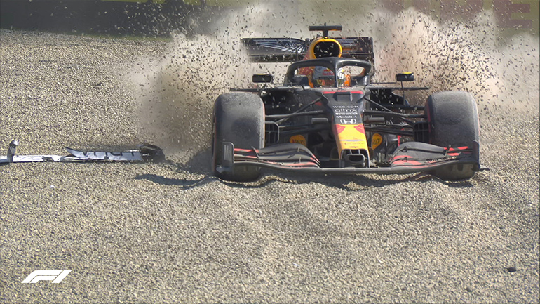 Η έξοδος του Verstappen όταν έπεσε πάνω του άλλο μονοθέσιο και οδήγησε στην εγκατάλειψή του...