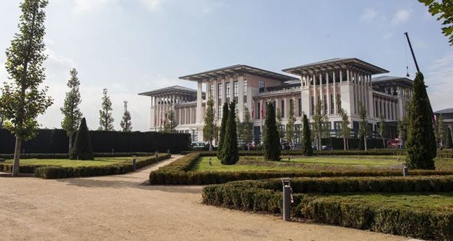 Tο «Λευκό Παλάτι» του Ρετζέπ Ταγίπ Ερντογάν «Ak Saray», έξω από την Άγκυρα έχει 1.000 δωμάτια και γραφεία, σε μια έκταση 40.000 τ.μ.