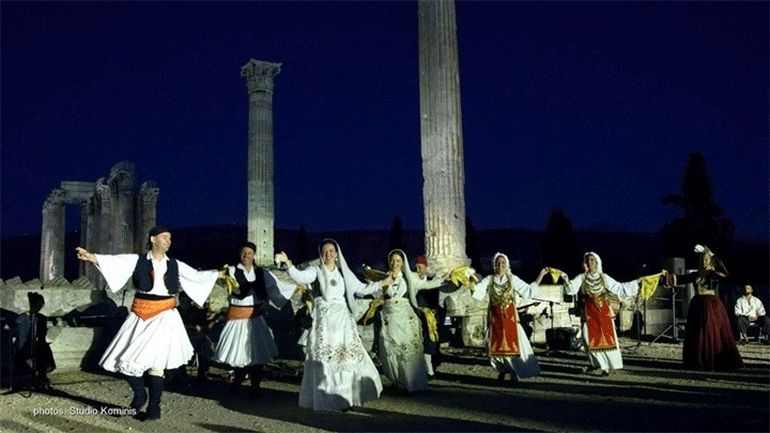 Λύκειο των Ελληνίδων: Πιανόμαστε στον κύκλο με μαντήλια και αρχίζουμε τον χορό