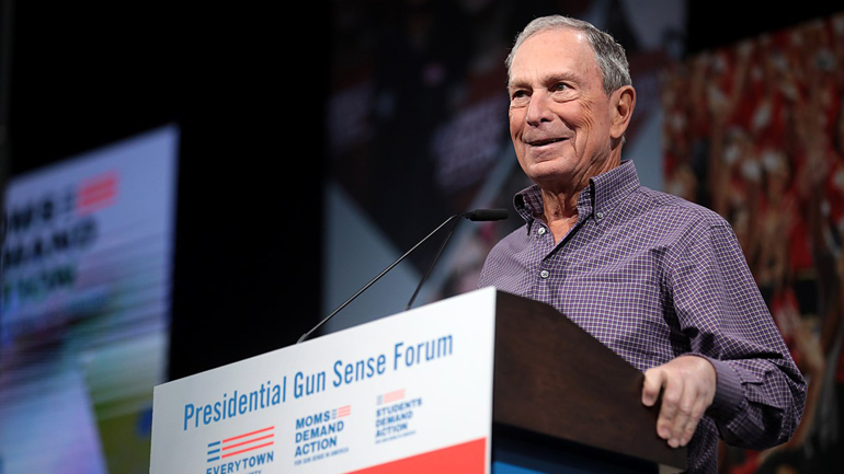 Ο δισεκατομμυριούχος Μάικλ Μπλούμπεργκ στηρίζει τον Μπάιντεν με 100 εκατ. δολάρια