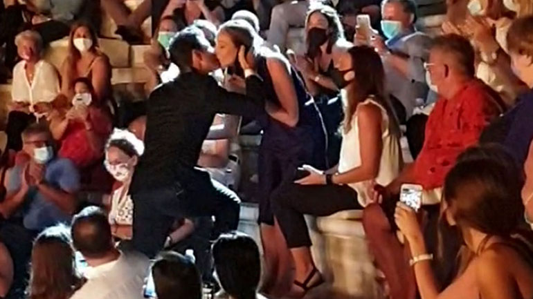 Σάκης Ρουβάς: Η ανθοδέσμη και το τρυφερό φιλί στην Κάτια Ζυγούλη μέσα στο Ηρώδειο