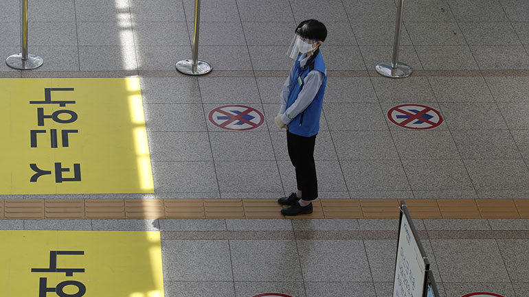 Η Νότια Κορέα προχωρά σε χαλάρωση των κανόνων κοινωνικής αποστασιοποίησης στη Σεούλ για δύο εβδομάδες