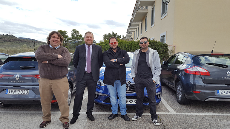 Ο Πέτρος Ζαμπέτας ήταν πάντα χαρούμενος... (Στη φωτό από αριστερά: Πάρις Ποντίκας, Πέτρος Ζαμπέτας, Τάκης Τρακουσέλλης, Βασίλης Σαρημπαλίδης στην παρουσίαση της τελευταίας γενιάς του Renault Megane).