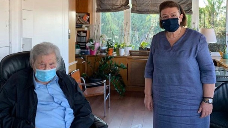 Με τον Μίκη Θεοδωράκη συναντήθηκε η Λίνα Μενδώνη