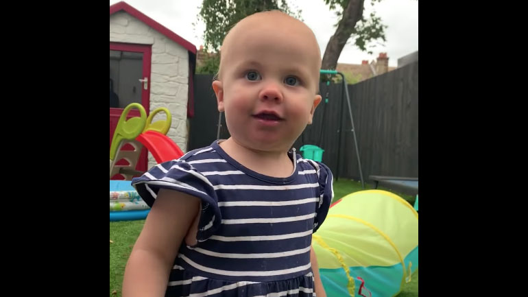 Κοριτσάκι παίζει κρυφτό με τον μπαμπά της – fail