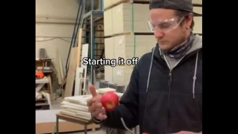 Έκρηξη περιστρεφόμενου μήλου