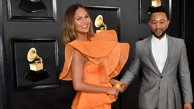 Η Chrissy Teigen περιγράφει το περιστατικό ρατσισμού που βίωσε με τον John Legend