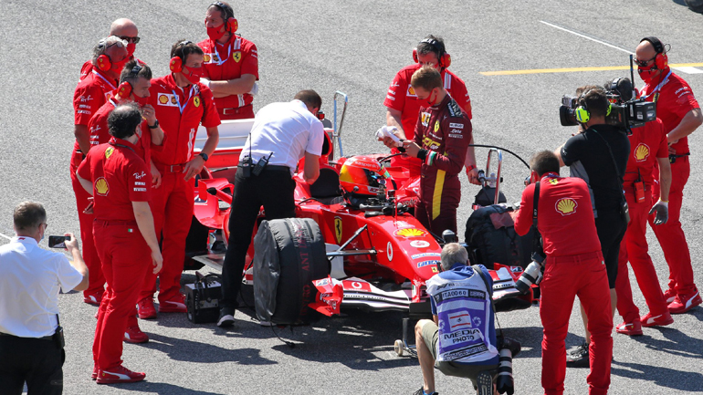 Δείτε τον Schumacher να οδηγεί τη Ferrari F2004 στο Mugello