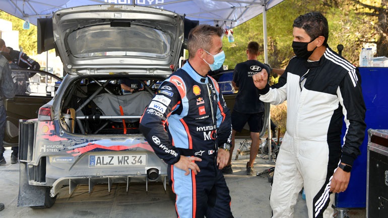 Ο υφυπουργός Αθλητισμού Λευτέρης Αυγενάκης (δεξιά) με τον Sebastian Loeb