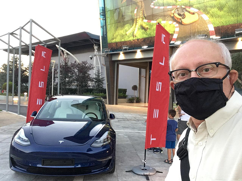 Ο Διονύσης Λιβέρης πήγε στο Golden Hallκαι συγκέντρωσε πληροφορίες για την Tesla...