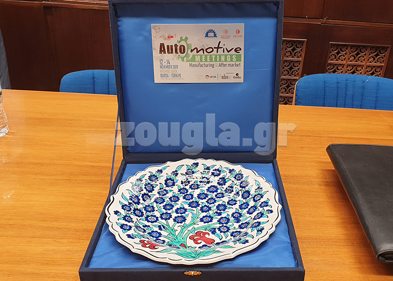 H τιμητική πλακέτα που παρέδωσαν το 2019 οι Τούρκοι στους εκπροσώπους της Namco...