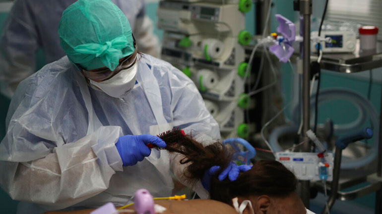 Κορωνοϊός: Η συνωμοσιολογική λάσπη QAnon απλώνεται ανησυχητικά στην Ευρώπη