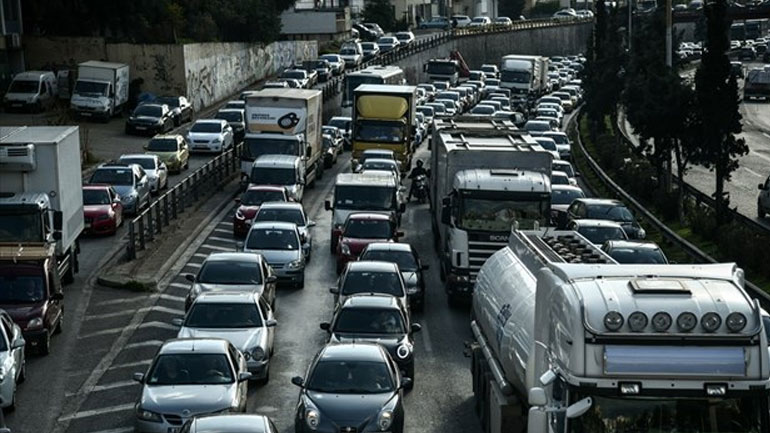 Έμεινε φορτηγό στον Κηφισό – Μία λωρίδα για την κυκλοφορία των οχημάτων