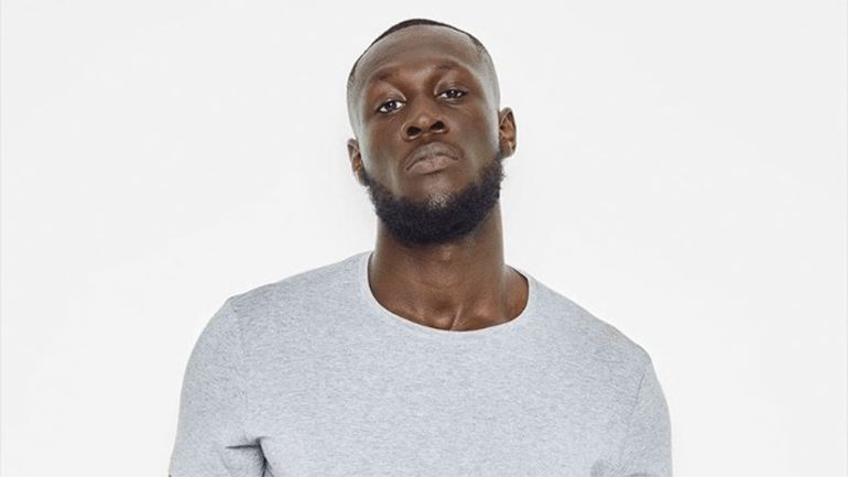 Ο Stormzy απευθύνεται σε μαθητές στο μουσικό βίντεο του «Superheroes»