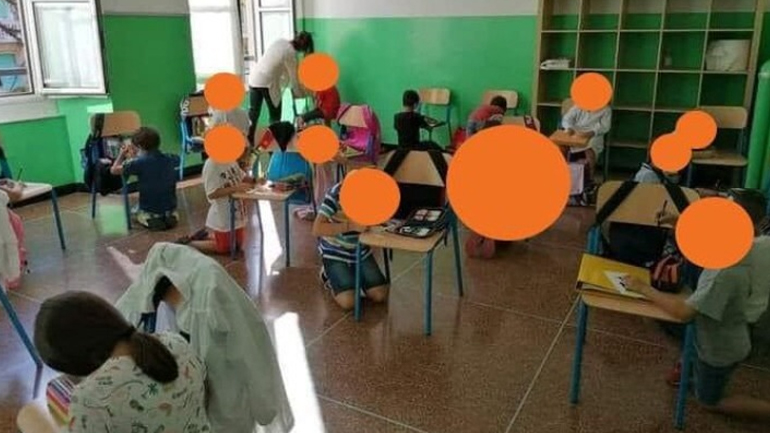 Ιταλία: Μαθητές κάθονται στο πάτωμα και ζωγραφίζουν ακουμπώντας στις καρέκλες