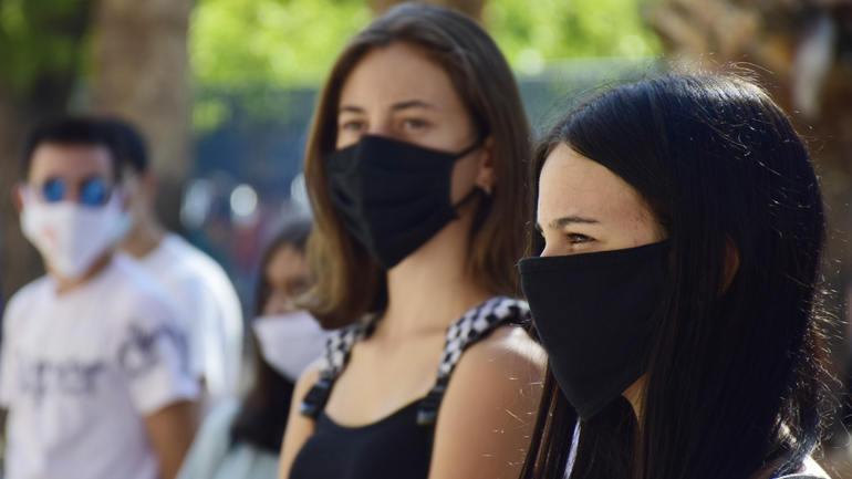 Διακόπτεται η παραγωγή μασκών για τους μαθητές