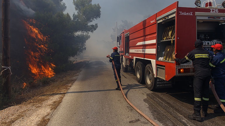 Σε ύφεση η φωτιά στον καταυλισμό προσφύγων και μεταναστών στη Σάμο