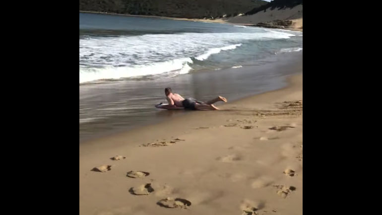 Surf από την άμμο στη θάλασσα