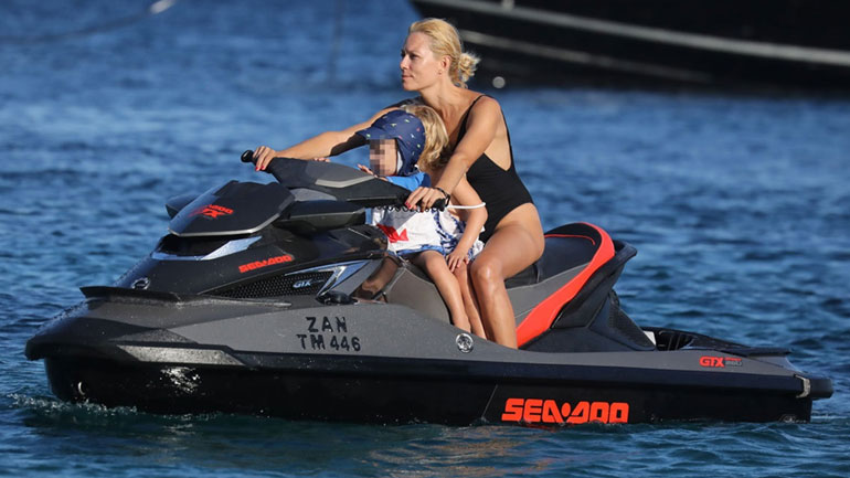 Βίκυ Καγιά-Ηλίας Κρασσάς: Ξέγνοιαστες στιγμές στη Μύκονο με τα παιδιά τους Βίκυ Καγιά-Ηλίας Κρασσάς: Ξέγνοιαστες στιγμές στη Μύκονο με τα παιδιά τους