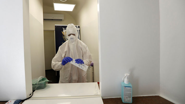 Έρευνα: Το 40% της μετάδοσης του κορωνοϊού γίνεται πριν την εμφάνιση των συμπτωμάτων