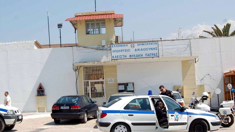 Μαχαίρια, ναρκωτικά και… αποστακτήριο αλκοόλ εντοπίστηκαν στις φυλακές της Πάτρας