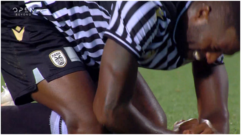 Με τα μαύρα ρούχα…, …αμίλητοι δακρύζουν…, …οι φίλοι κι ονειρεύονται…, …να φύγουν μακριά…