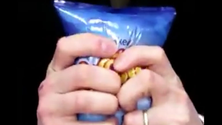 Ανοίγοντας ένα σακουλάκι με chips απότομα